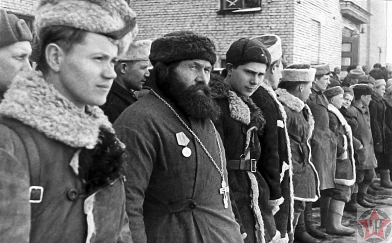  Бойцы 5-й Ленинградской партизанской бригад награждаются медалями «Партизану Отечественной войны»