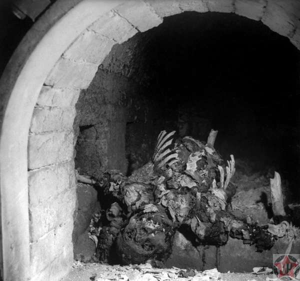 Останки узника в печи крематория концлагеря Бухенвальд
