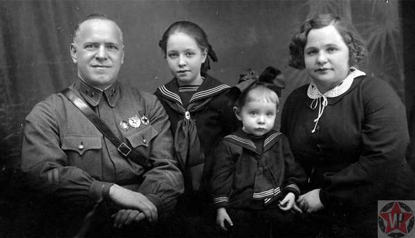 Георгий Жуков с женой Александрой и дочерьми 