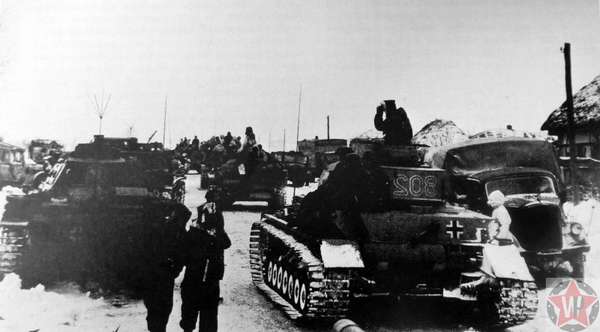 Колонна немецких танков в населенном пункте юго-западнее Сталинграда