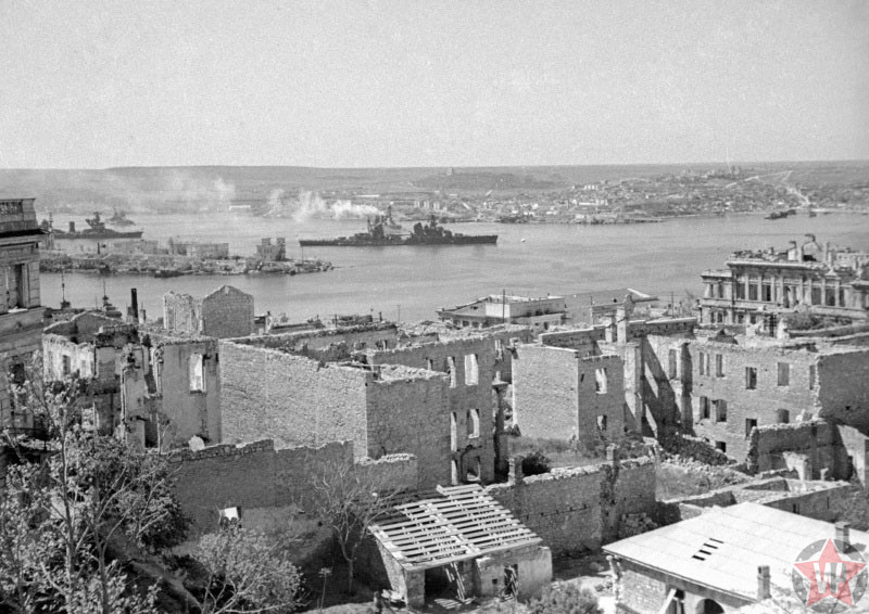 Крейсер «Ворошилов» и линкор «Парижская коммуна» , Севастополь 1942 год