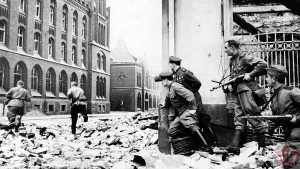 Советские солдаты перебегают улицу во время боев в Берлине