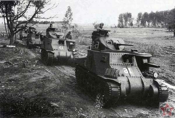 Рота танков М3с «Генерал Ли» выдвигается к переднему краю обороны