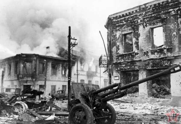 Советская пушка ЗиС-3 захвачена немцами в Житомире