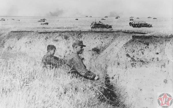 Солдаты советской армии и бронетранспортеры во время операции «Цитадель»