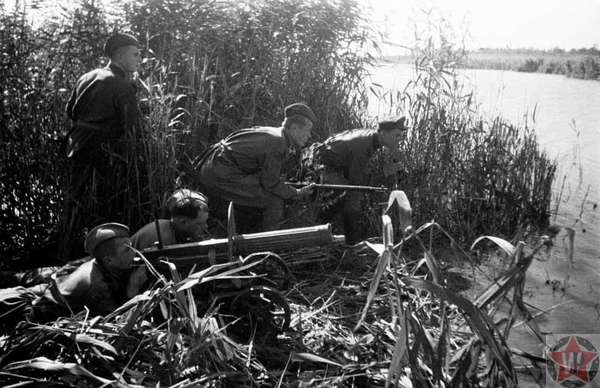 Солдаты Красной армии у берега реки Днепр