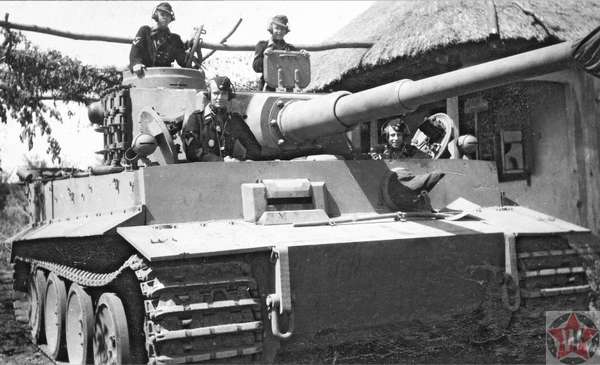 Немецкий танк «Тигр» в селе перед началом операции «Цитадель» 
