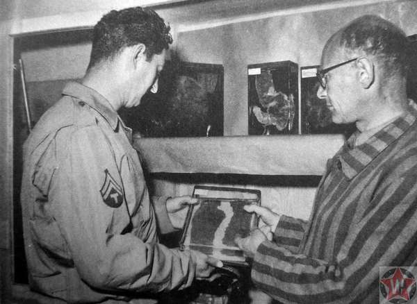 Бывший узник концлагеря Бухенвальд показывает американскому военному кожу людей, убитых в концлагере.