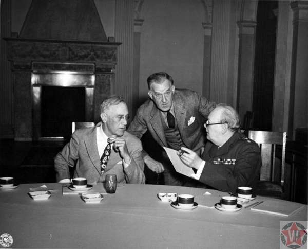 Ф. Рузвельт, У. Черчилль и С. Эрли во время обсуждения за столом на Ялтинской конференции