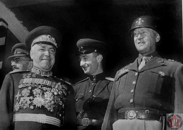 Маршал СССР Г.К. Жуков и командующий 3-й армией США генерал Джордж Смит Паттон на трибуне во время Парада Победы союзных войск в Берлине.