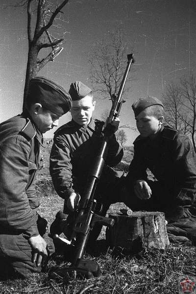 Обучение советских солдат-противотанкистов
