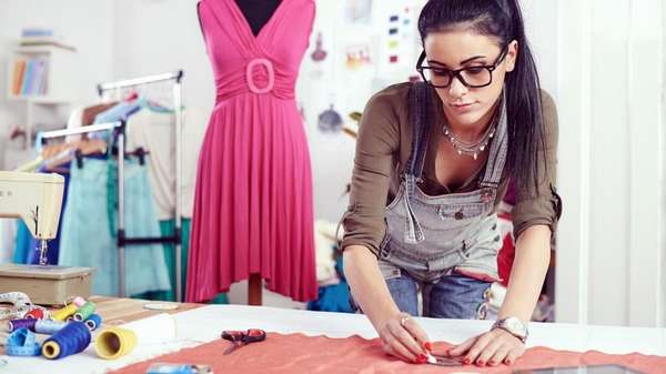 Зарплата дизайнера одежды составляет в среднем 60 тыс. руб.