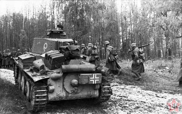 На Москву - германская пехота и лёгкий танк 20-й танковой дивизии