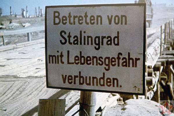 Немецкая табличка у моста в пригороде Сталинграда: «Вхождение в Сталинград связано с опасностью для жизни».