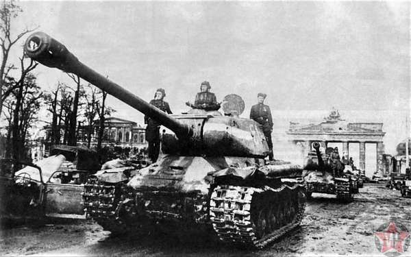 Колонна советских танков ИС-2 вблизи Бранденбургских ворот