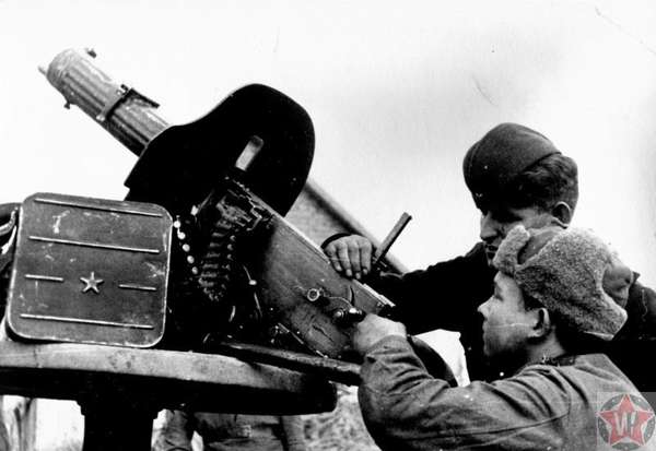 Бойцы Красной Армии за настройкой прицела пулемета
