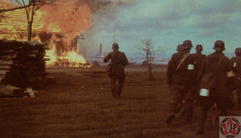 Бойцы Вермахта сжигают Русскую деревню
