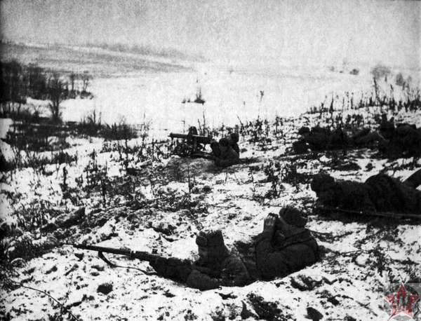 Советские бойцы на позициях в заснеженном поле под Калугой