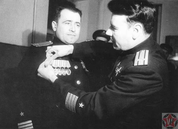 Награждение командира советской подводной лодки С-56 Г.И. Щедрина медалью «За оборону Заполярья»