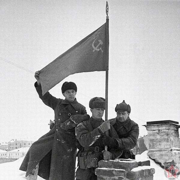 Солдаты Красной армии водружают советское знамя в освобожденном городе Калинине