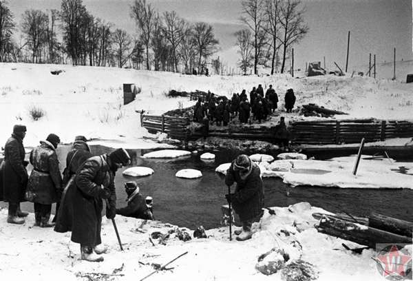 Cаперы проверяют мины после освобождения Наро-Фоминска