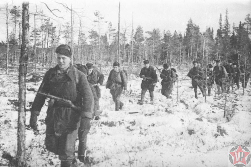 Группа партизан «Большевик Заполярья» возвращаются с боевой операции