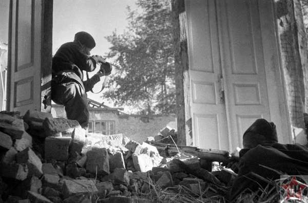 Советские солдаты в разрушенном населенном пункте в Киеве