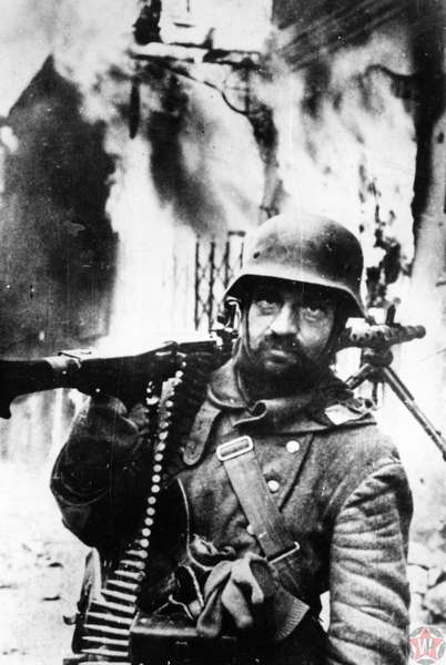 Немецкий пулеметчик в горящем городе Житомир