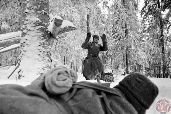 Немецкий солдат сдается в плен красноармейцу возле Солнечногорска