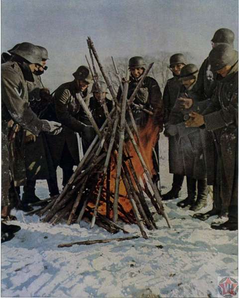 Немецкие солдаты греются у костра под Волоколамском