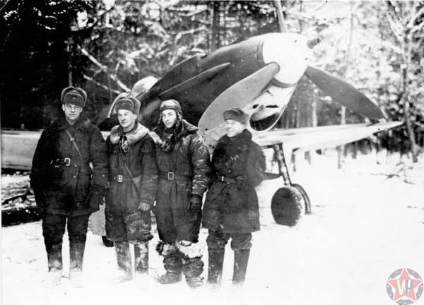 Капитан Иван Павлович Лавейкин (второй слева) с сослуживцами на аэродромной стоянке на Калининском фронте