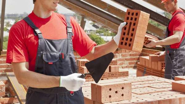 Кáменщик — строительный рабочий, занимающийся возведением или ремонтом каменных и кирпичных конструкций, специалист по кладке кирпича или камня