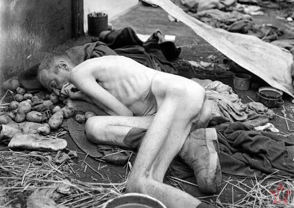 Мертвый заключенный в вагоне поезда у концентрационного лагеря Дахау 