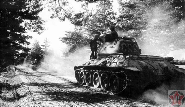 Колонна танков Т-34-85 195-го отдельного танкового батальона движется по лесной дороге в ходе операции «Багратион»