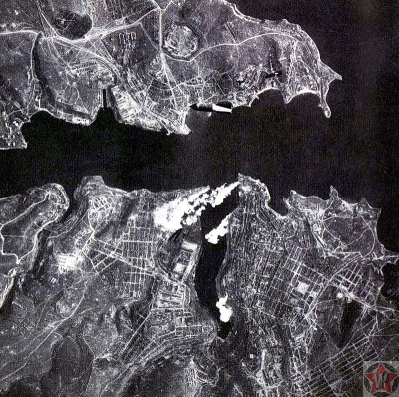 Немецкая бомба падает на Севастополь, 1941 год