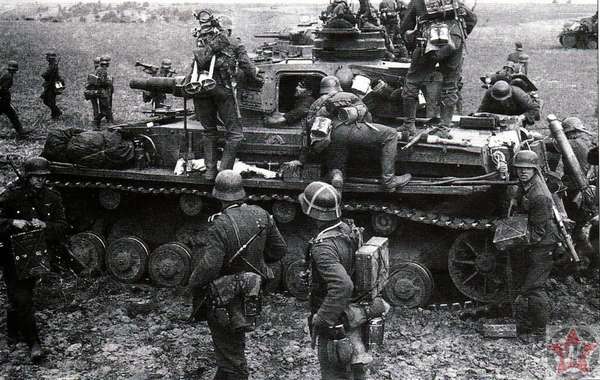 Немецкие пехотинцы у танка PzKpfw IV