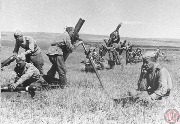 Батарея дивизиона минометного полка ведет огонь на Курской дуге