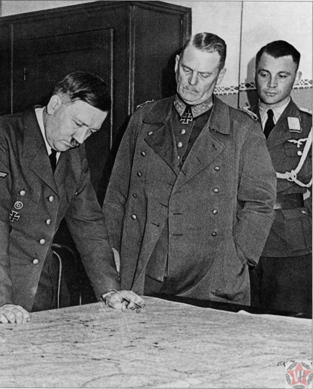 Адольф Гитлер карту плана «Барбаросса», слева генерал-фельдмаршалами Кейтелем, 1940 год. 