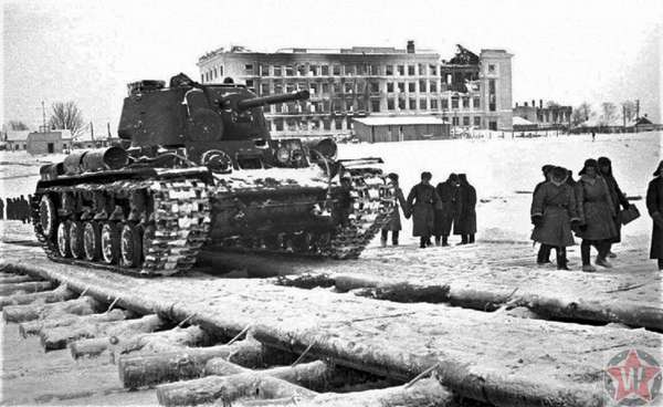 Советский танк КВ-1 на танковой переправе в ходе Калининской наступательной операции