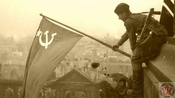Боец Красной Армии устанавливает Знамя Победы на Рейхстаге