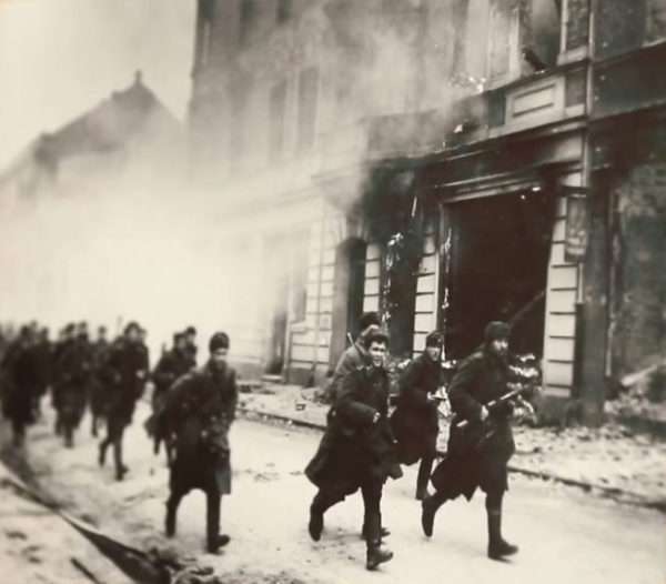 Штурм Берлина бойцами Красной Армии, фотография 1945 год