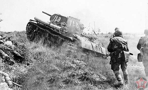 Советская пехота контратакует под прикрытием танка