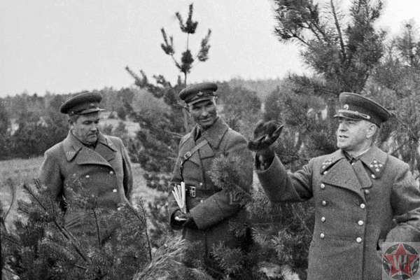Георгий Константинович Жуков с командирами на передовой
