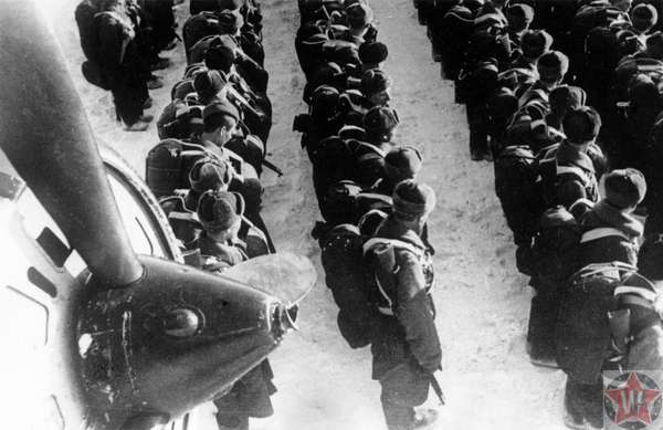 Десантники Красной армии у самолета ПС-84 во время Вяземской воздушно-десантной операции