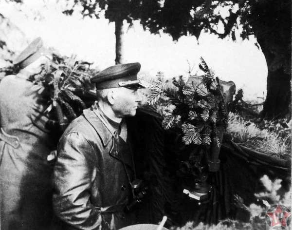 Командующий 1-м Украинским фронтом маршал Советского Союза И.С. Конев следит за ходом боя 