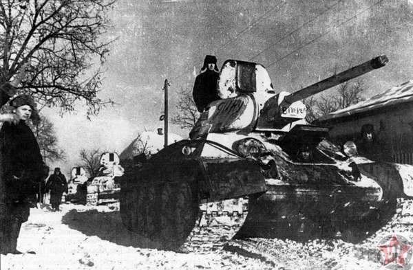 Советские танки на улице освобожденного города Изюм (Харьковская область) в ходе Ворошиловградской операции - командующий генерал Н.Ф. Ватутин.