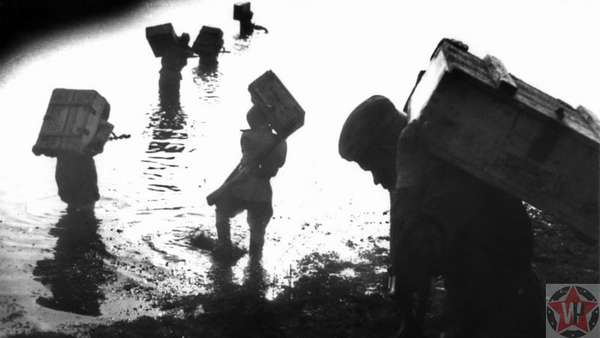 Бойцы Красной Армии переносят боеприпасы через реку Висла