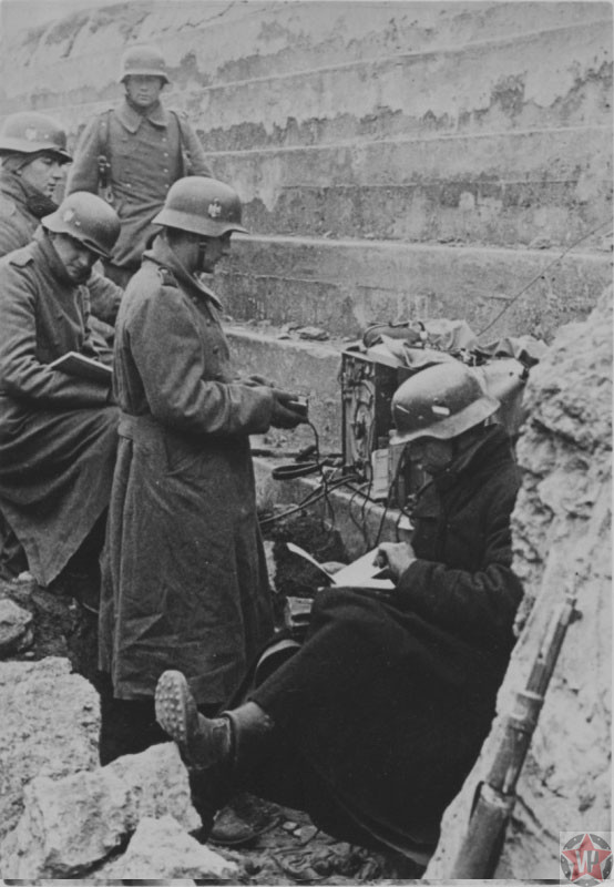 Солдаты Вермахта в захваченном доте под Севастополем 