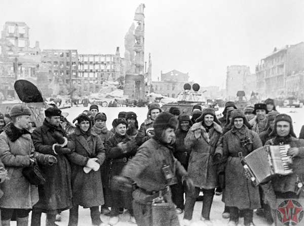 Красноармейцы празднуют победу в Сталинградской битве на площади Павших борцов