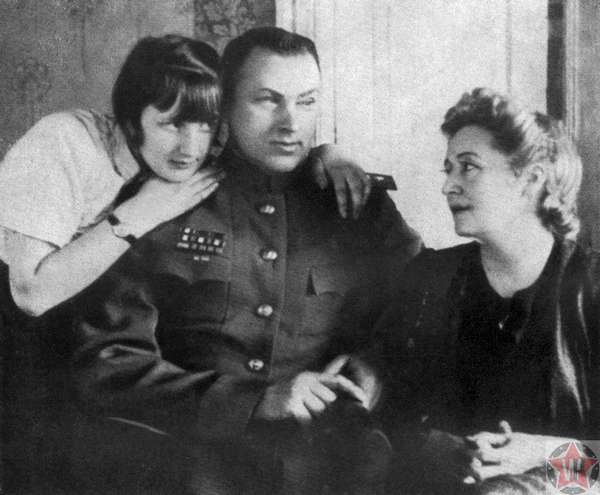 Рокосовский и жена Юлия Бармина с дочерью Ариадной